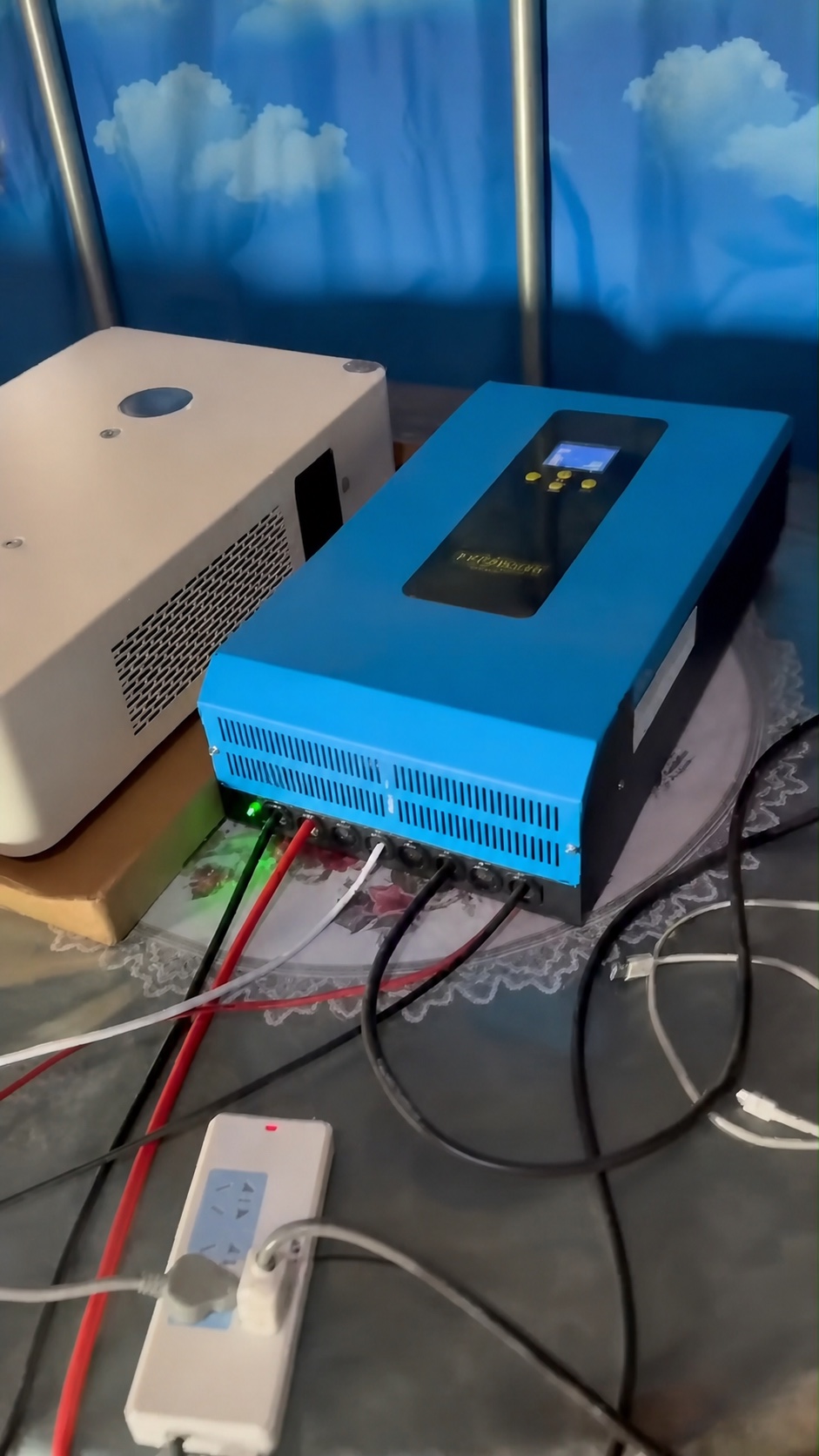 新疆阿勒泰 7 套 6kW 户用离网光伏项目现场组件安装 1