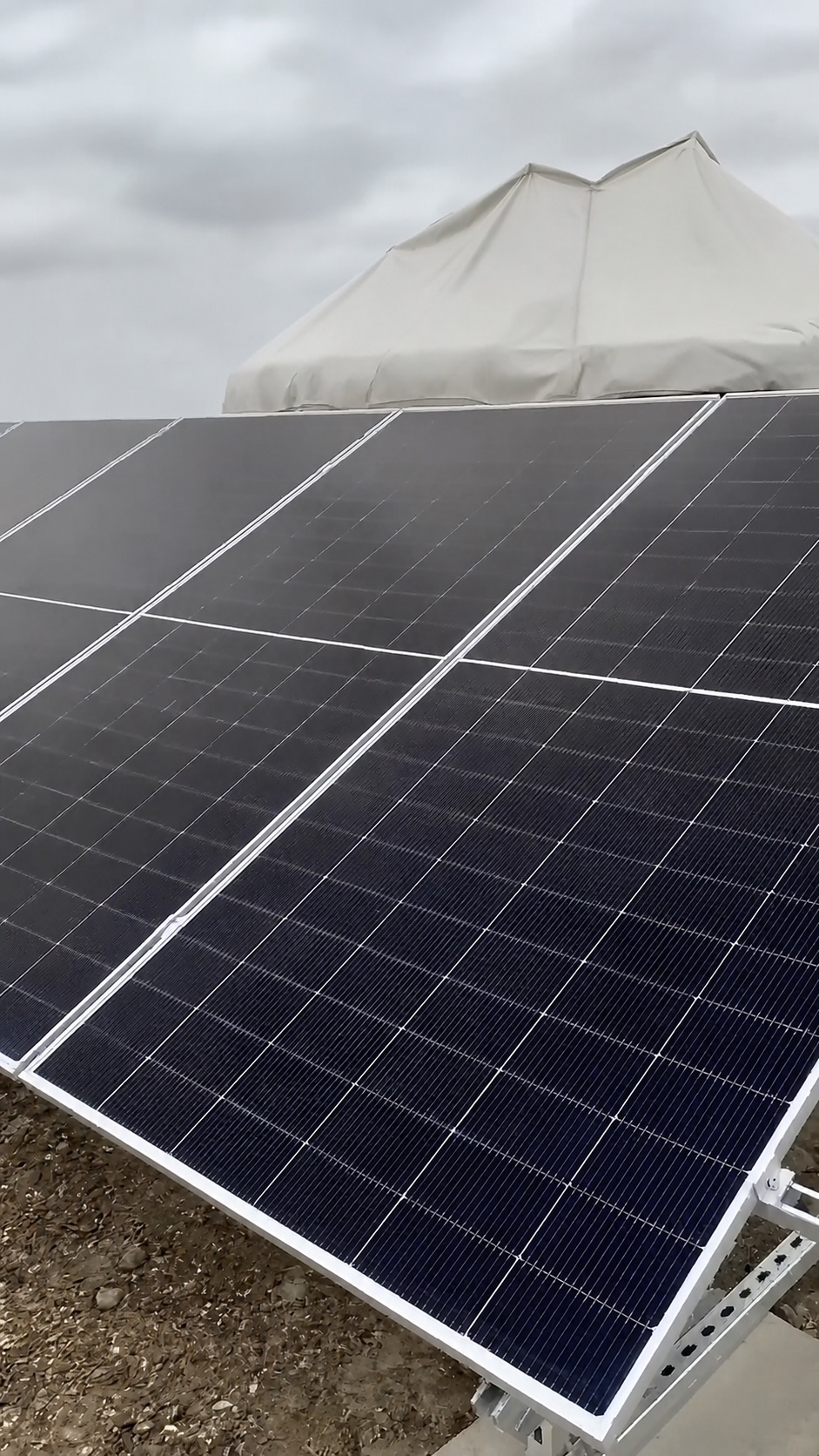 新疆阿勒泰 7 套 6kW 户用离网光伏项目现场组件安装 2