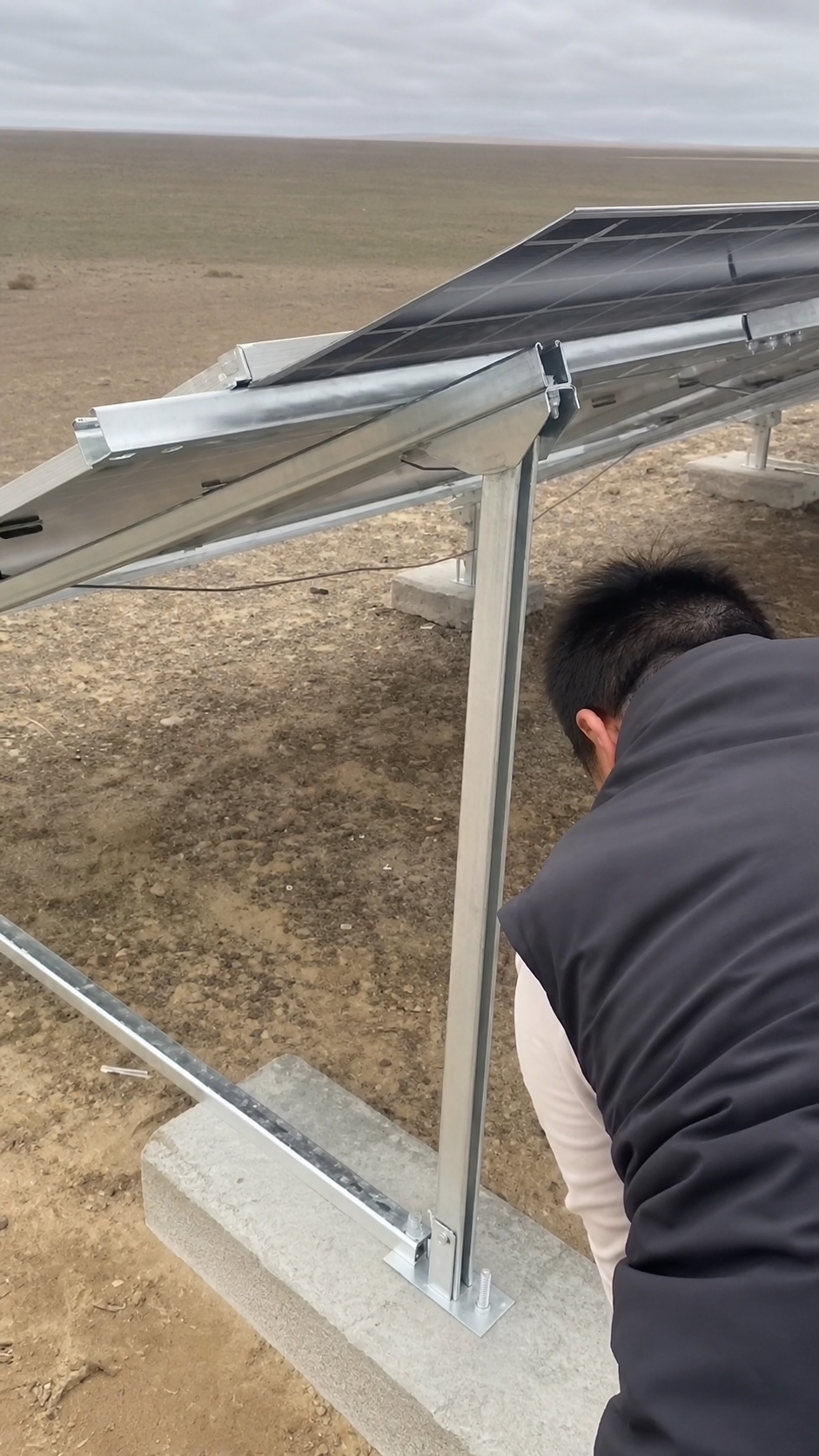 新疆阿勒泰 7 套 6kW 户用离网光伏项目现场组件安装 3