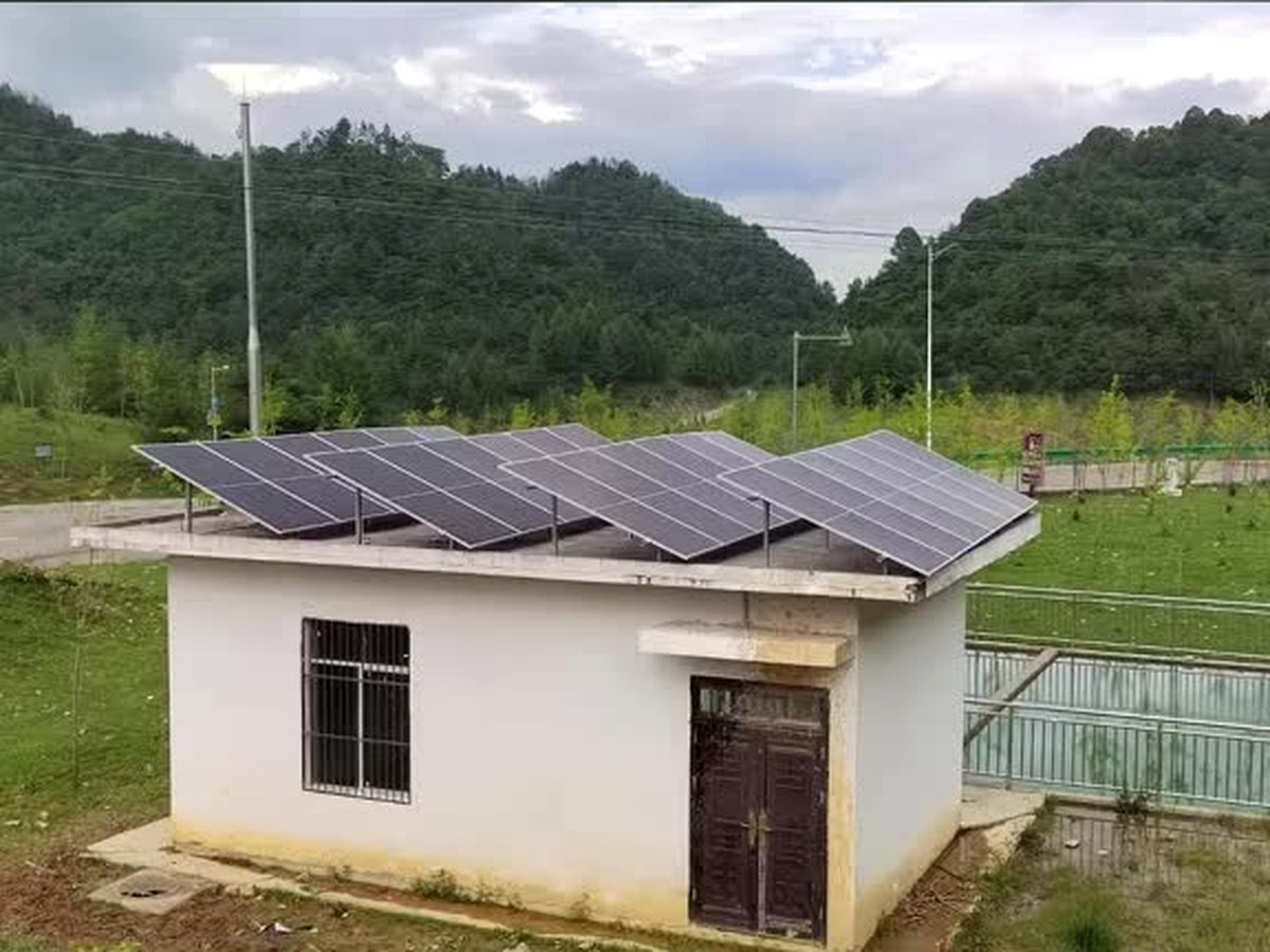 山区景区光伏阵列、TORCHN 储能电池和 12kW 逆变器项目画面 1