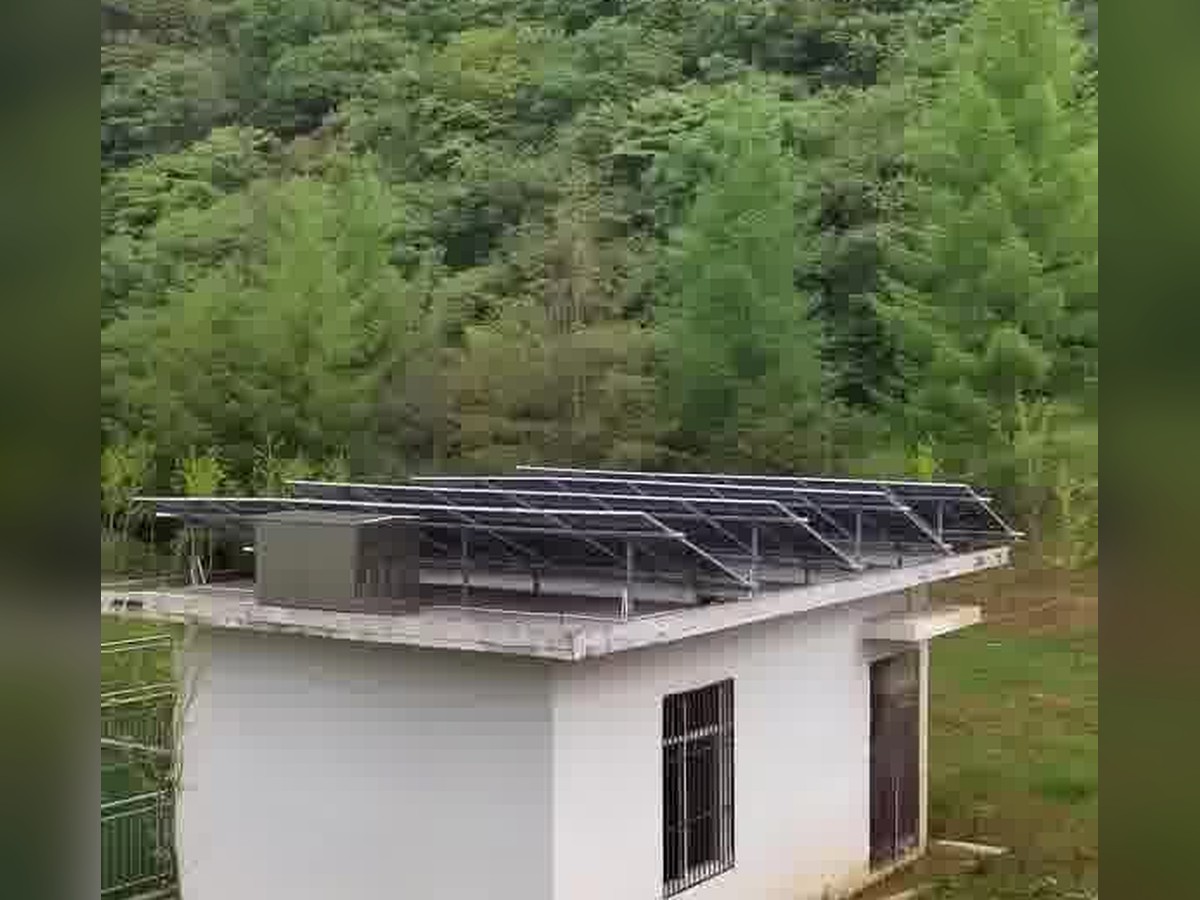山区景区光伏阵列、TORCHN 储能电池和 12kW 逆变器项目画面 2