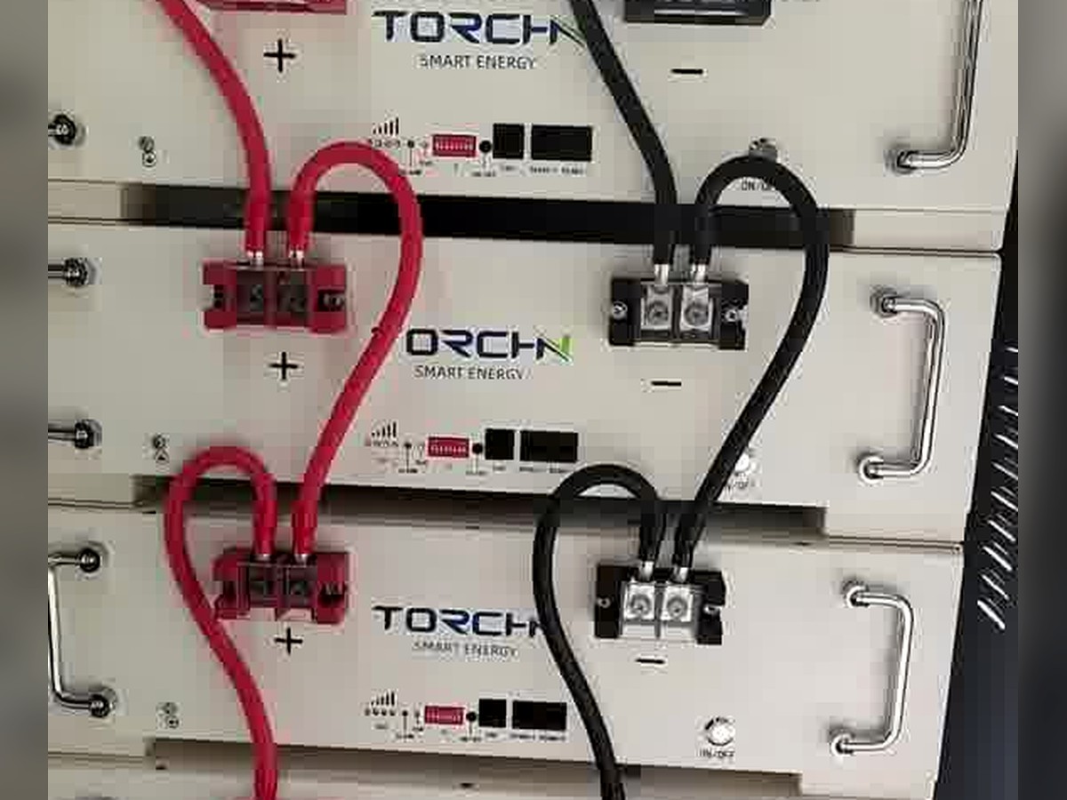山区景区光伏阵列、TORCHN 储能电池和 12kW 逆变器项目画面 4