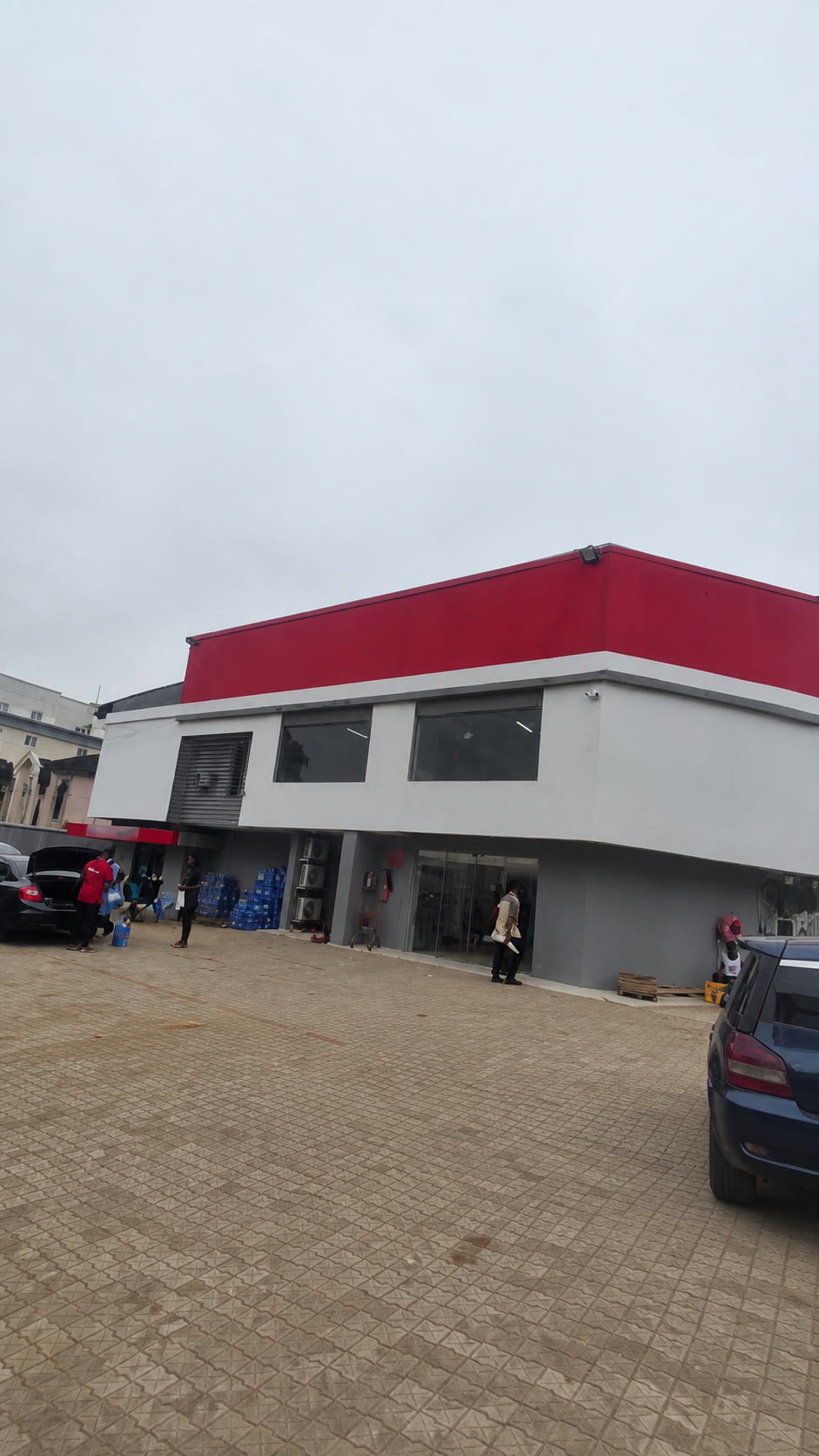 尼日利亚伊凯贾商超 125kW 逆变器与 225kWh 储能系统安装现场 1